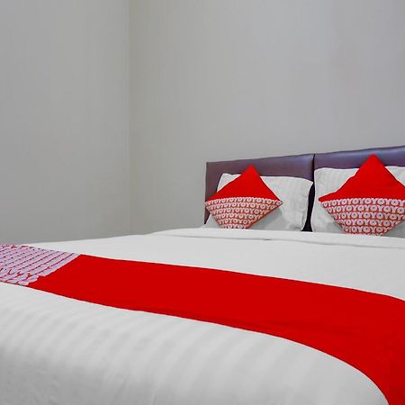 Oyo 117 Blueberry Homestay Джакарта Екстериор снимка