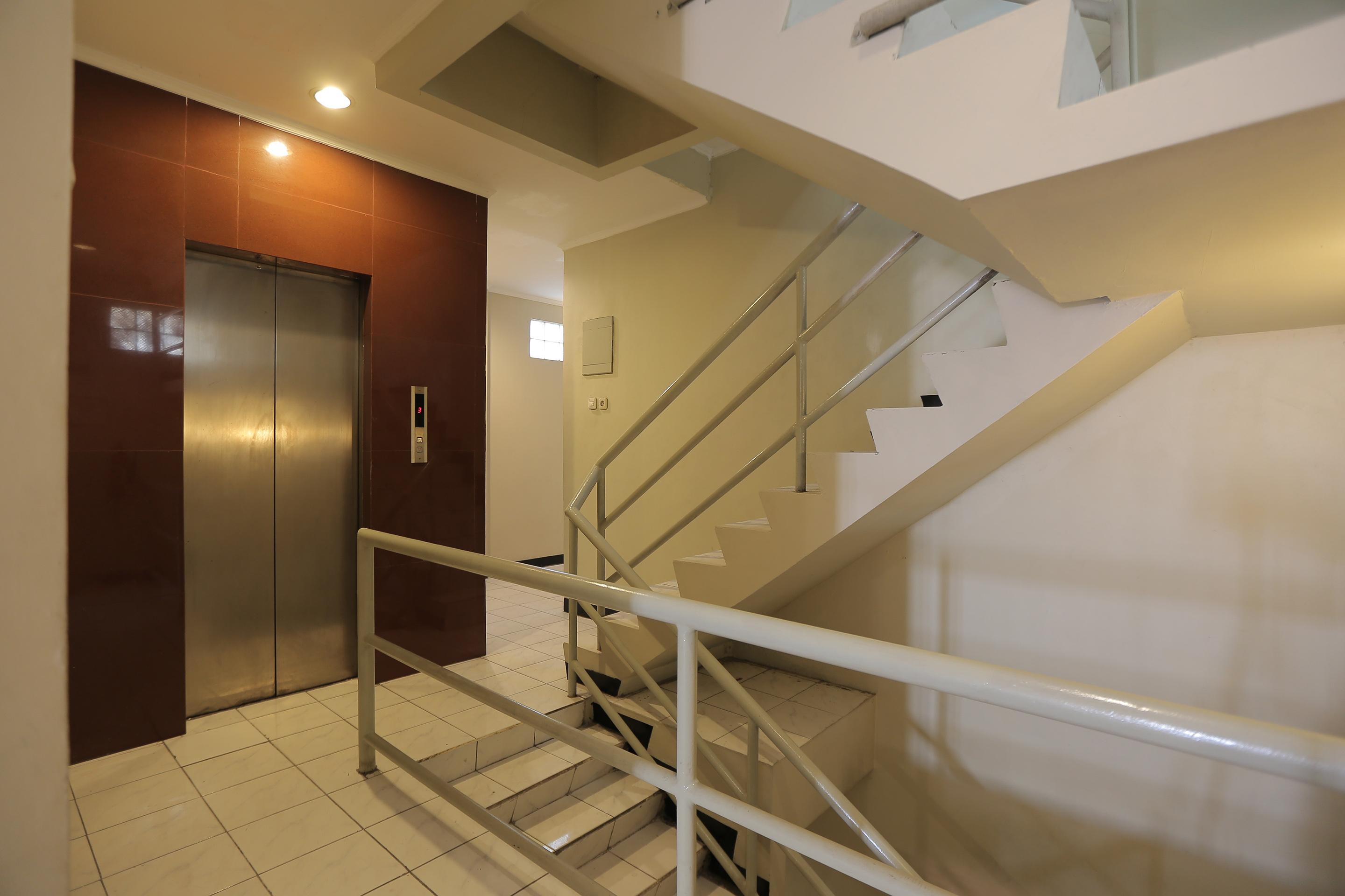 Oyo 117 Blueberry Homestay Джакарта Екстериор снимка