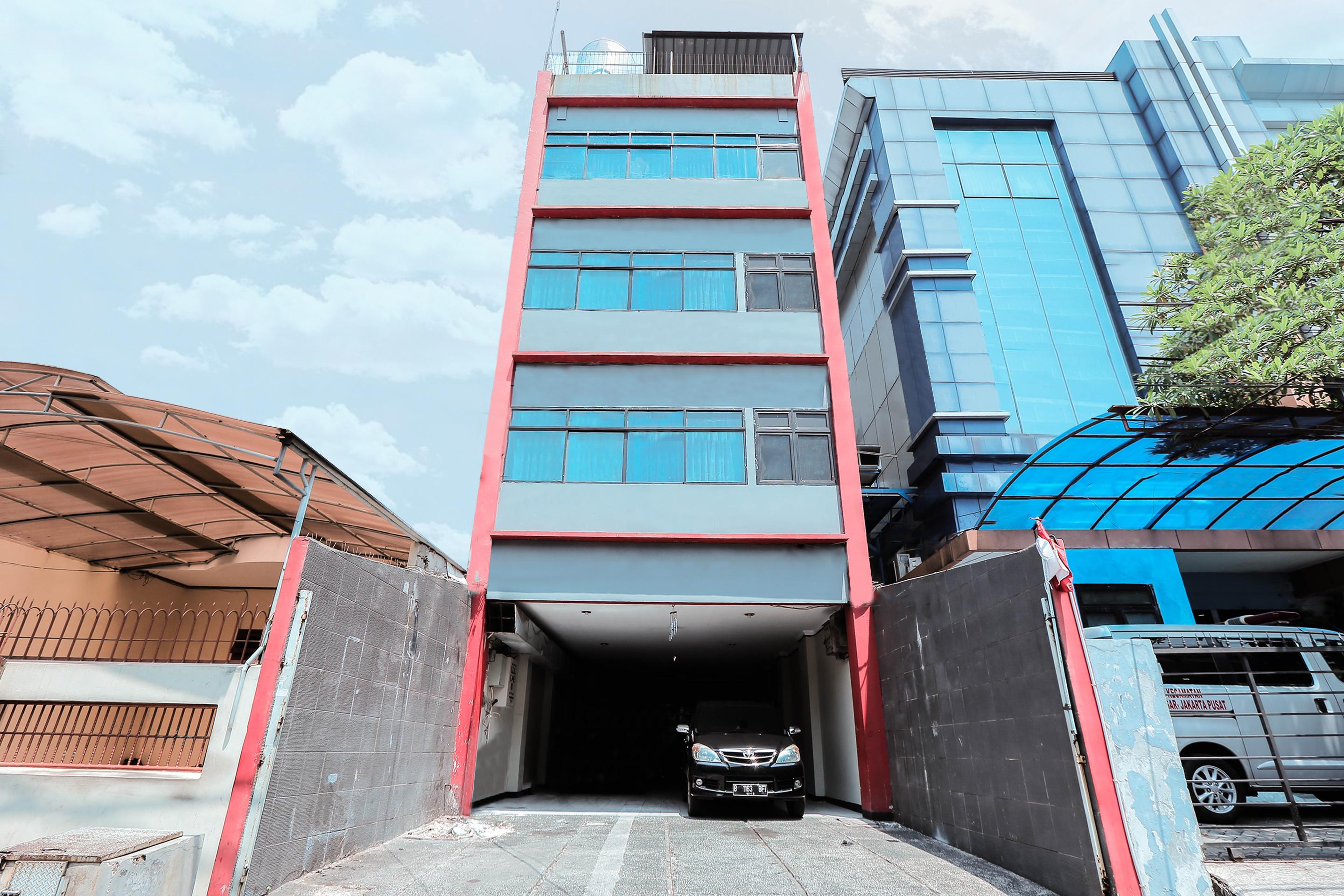 Oyo 117 Blueberry Homestay Джакарта Екстериор снимка