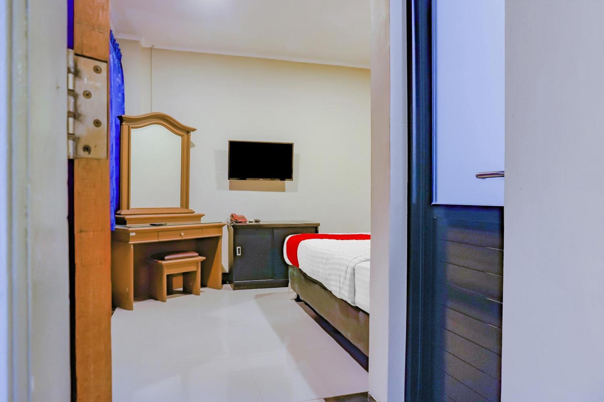 Oyo 117 Blueberry Homestay Джакарта Екстериор снимка