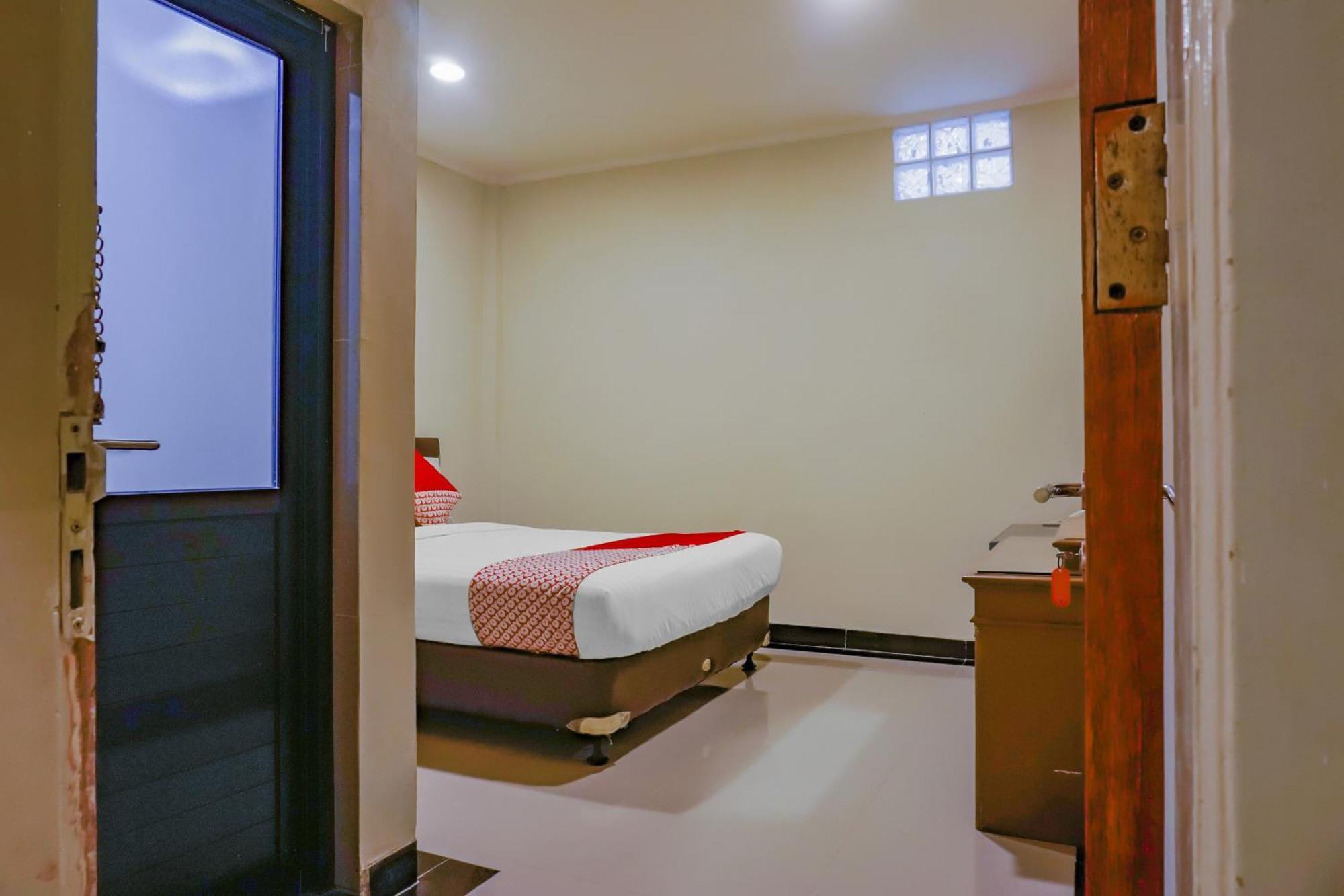 Oyo 117 Blueberry Homestay Джакарта Екстериор снимка