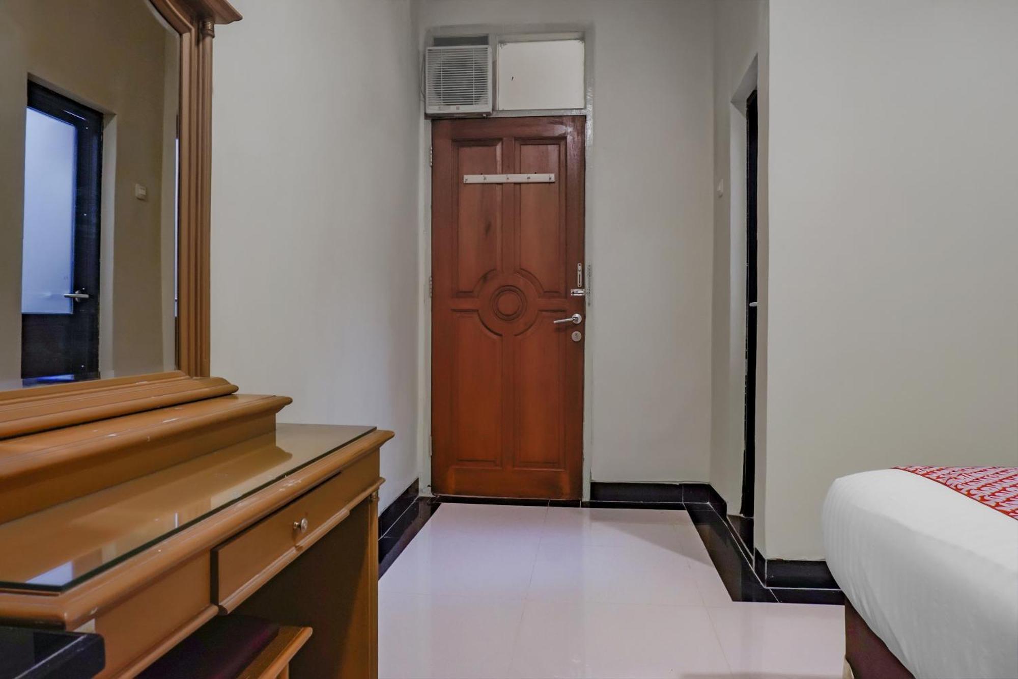 Oyo 117 Blueberry Homestay Джакарта Екстериор снимка