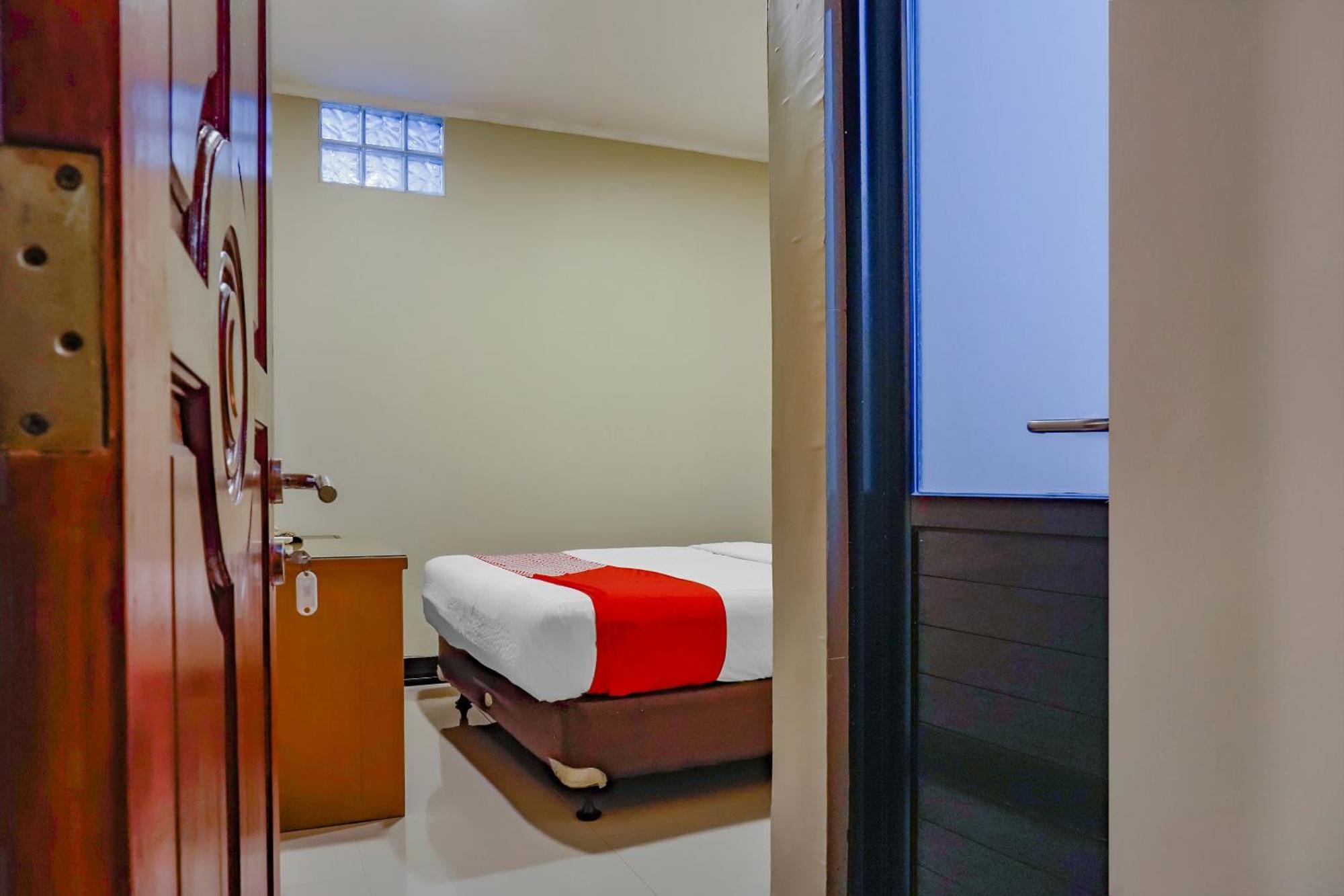 Oyo 117 Blueberry Homestay Джакарта Екстериор снимка