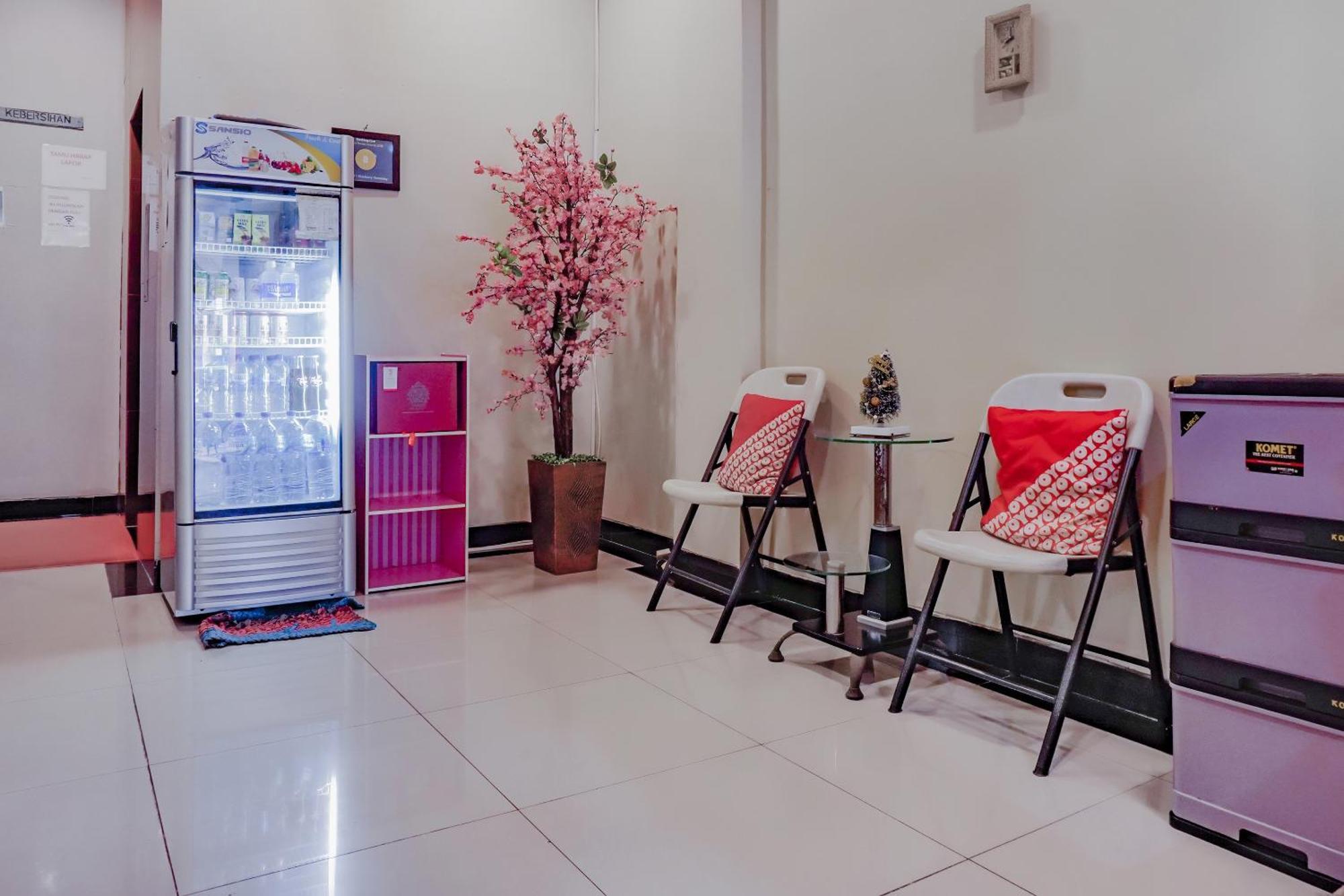 Oyo 117 Blueberry Homestay Джакарта Екстериор снимка