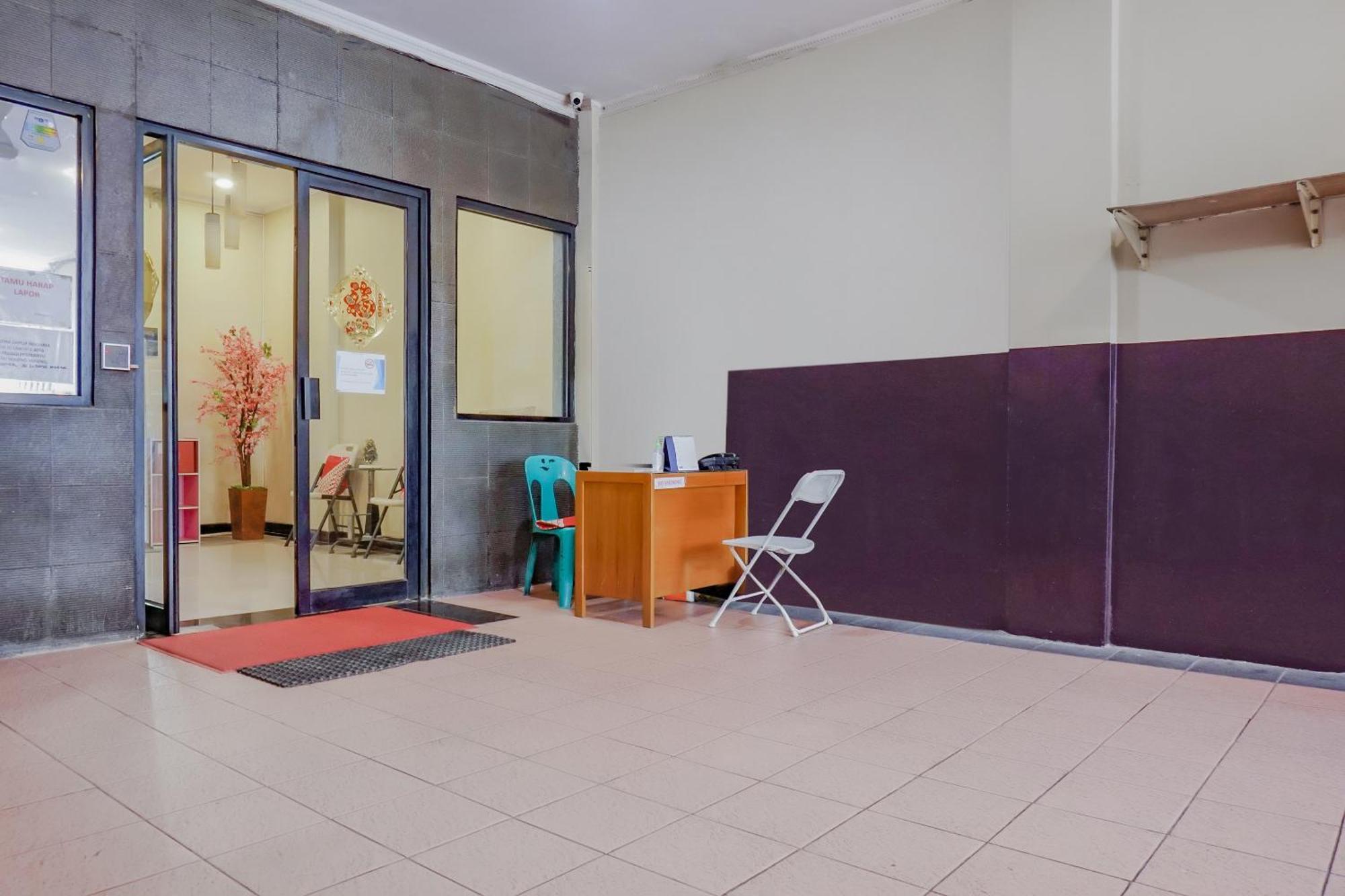 Oyo 117 Blueberry Homestay Джакарта Екстериор снимка