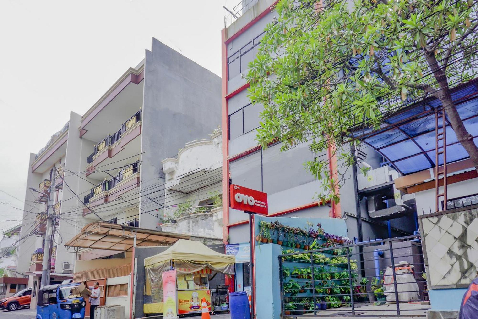Oyo 117 Blueberry Homestay Джакарта Екстериор снимка